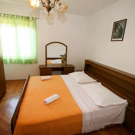 Spacious Beachfront Apartment *